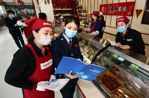 遼寧稅務(wù)創(chuàng)新服務(wù) 線上宣傳與線下服務(wù)融合，美甲服務(wù)點(diǎn)亮稅收宣傳月新模式